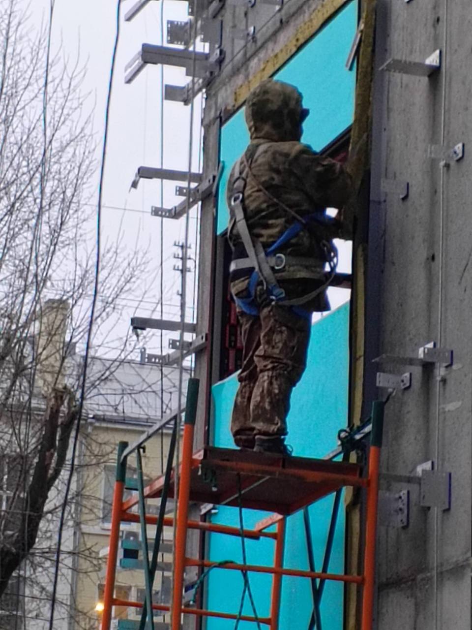 Рабочие выполняют задачу